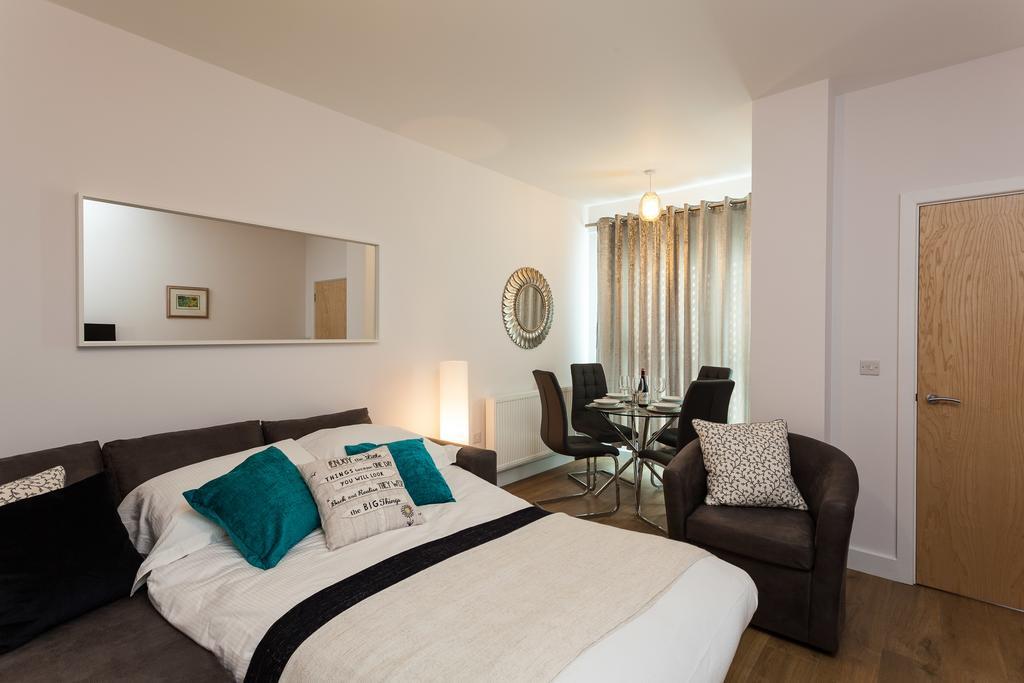 Self-Contained Town Centre One Bedroom Apartments By Helmswood Serviced Apartments 레드힐 외부 사진