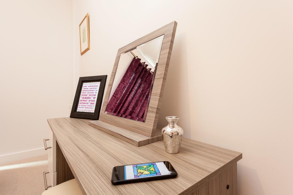 Self-Contained Town Centre One Bedroom Apartments By Helmswood Serviced Apartments 레드힐 외부 사진