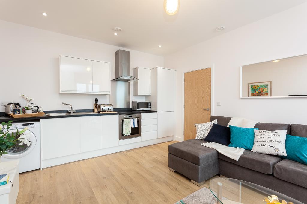 Self-Contained Town Centre One Bedroom Apartments By Helmswood Serviced Apartments 레드힐 외부 사진