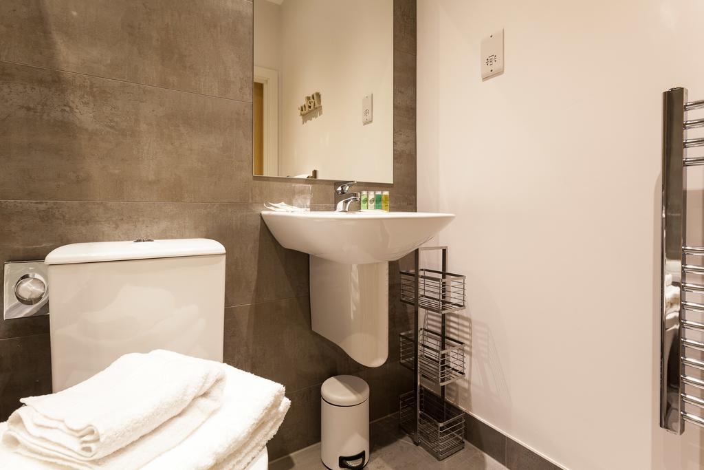 Self-Contained Town Centre One Bedroom Apartments By Helmswood Serviced Apartments 레드힐 외부 사진