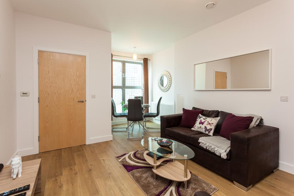 Self-Contained Town Centre One Bedroom Apartments By Helmswood Serviced Apartments 레드힐 외부 사진