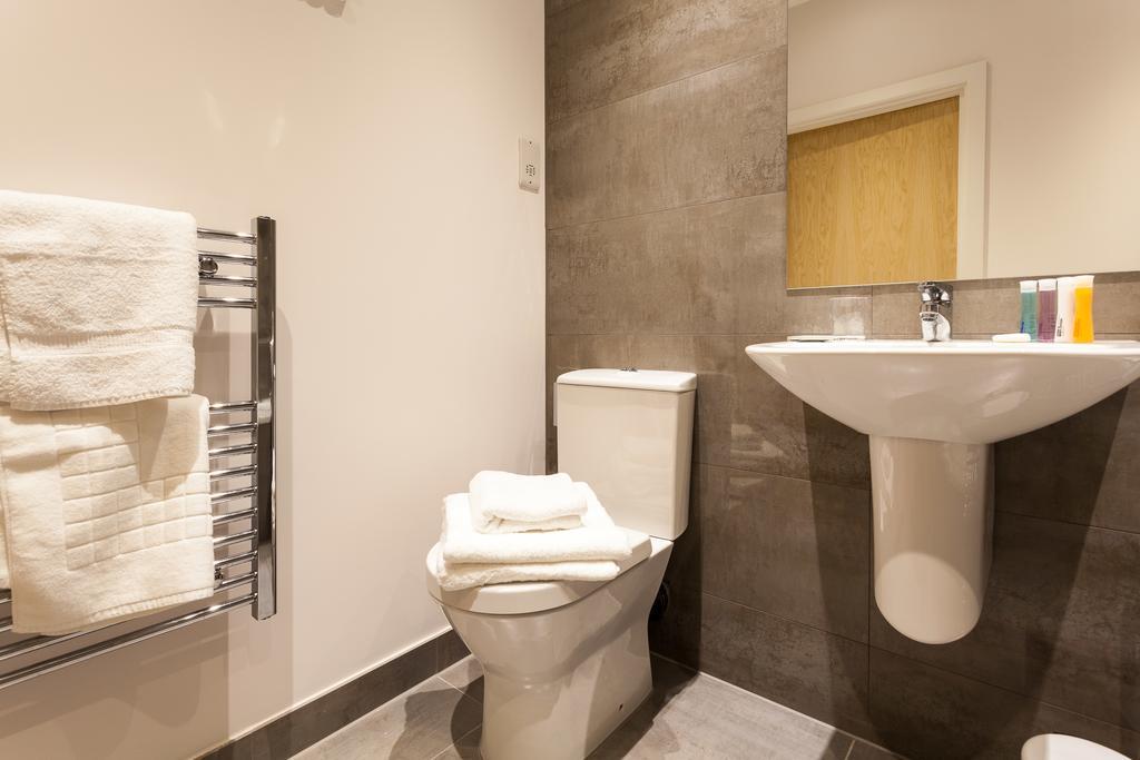 Self-Contained Town Centre One Bedroom Apartments By Helmswood Serviced Apartments 레드힐 외부 사진