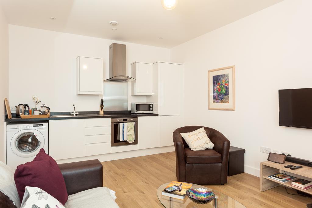 Self-Contained Town Centre One Bedroom Apartments By Helmswood Serviced Apartments 레드힐 외부 사진