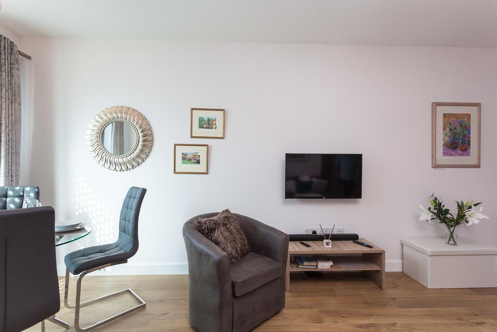 Self-Contained Town Centre One Bedroom Apartments By Helmswood Serviced Apartments 레드힐 외부 사진