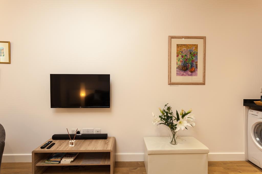 Self-Contained Town Centre One Bedroom Apartments By Helmswood Serviced Apartments 레드힐 외부 사진