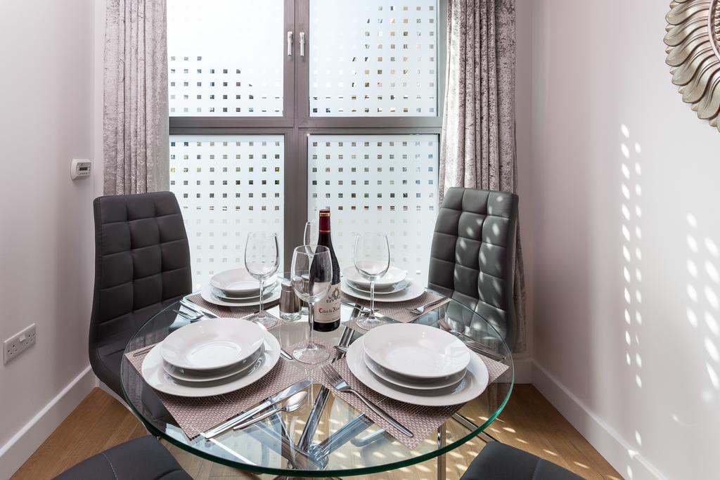Self-Contained Town Centre One Bedroom Apartments By Helmswood Serviced Apartments 레드힐 외부 사진