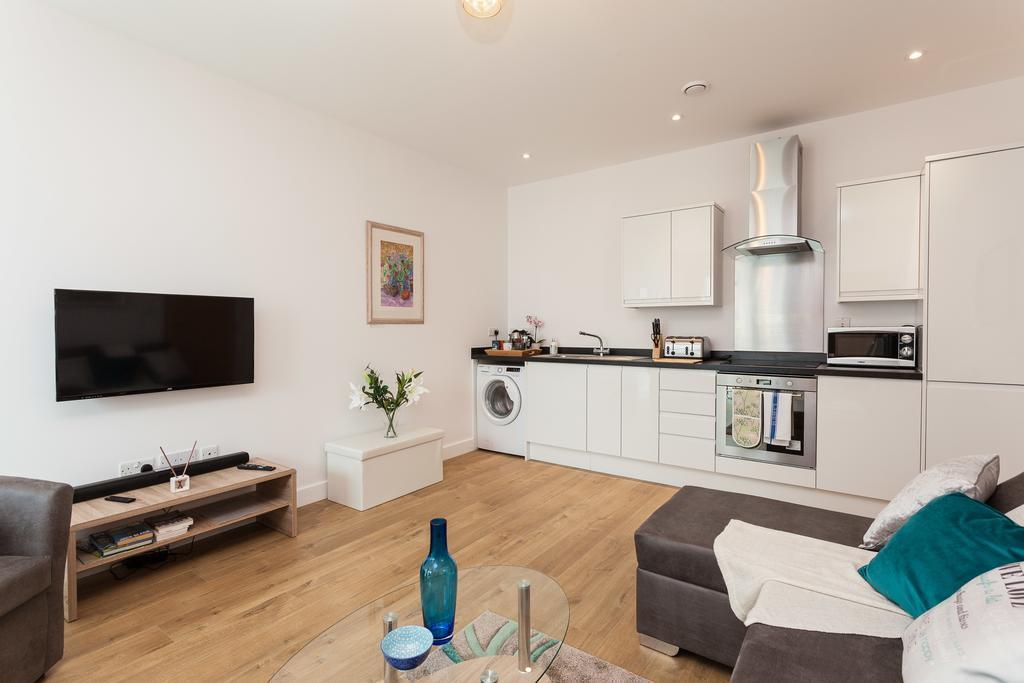 Self-Contained Town Centre One Bedroom Apartments By Helmswood Serviced Apartments 레드힐 외부 사진
