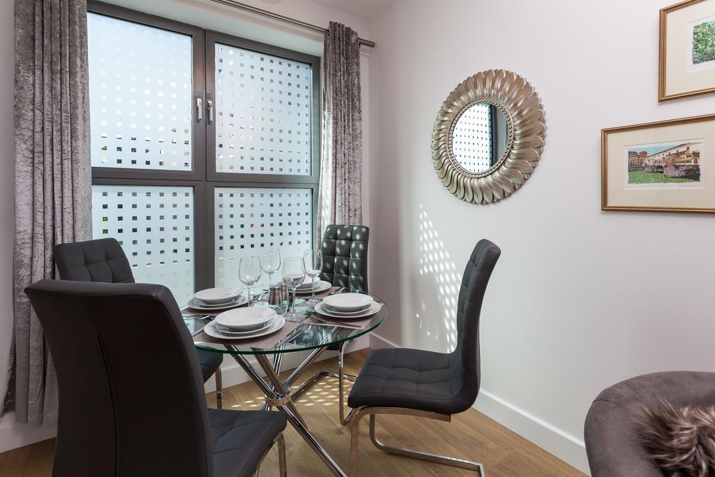 Self-Contained Town Centre One Bedroom Apartments By Helmswood Serviced Apartments 레드힐 외부 사진