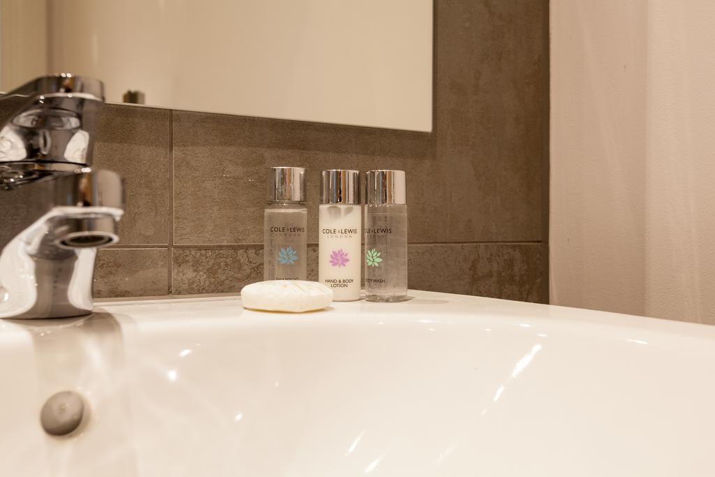 Self-Contained Town Centre One Bedroom Apartments By Helmswood Serviced Apartments 레드힐 외부 사진