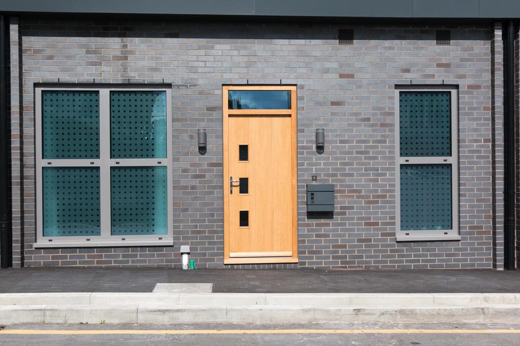 Self-Contained Town Centre One Bedroom Apartments By Helmswood Serviced Apartments 레드힐 외부 사진