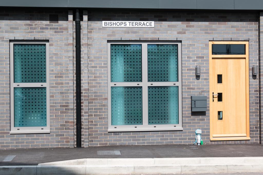 Self-Contained Town Centre One Bedroom Apartments By Helmswood Serviced Apartments 레드힐 외부 사진