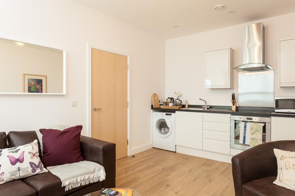 Self-Contained Town Centre One Bedroom Apartments By Helmswood Serviced Apartments 레드힐 외부 사진