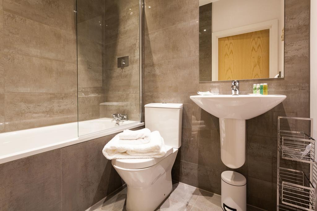 Self-Contained Town Centre One Bedroom Apartments By Helmswood Serviced Apartments 레드힐 외부 사진