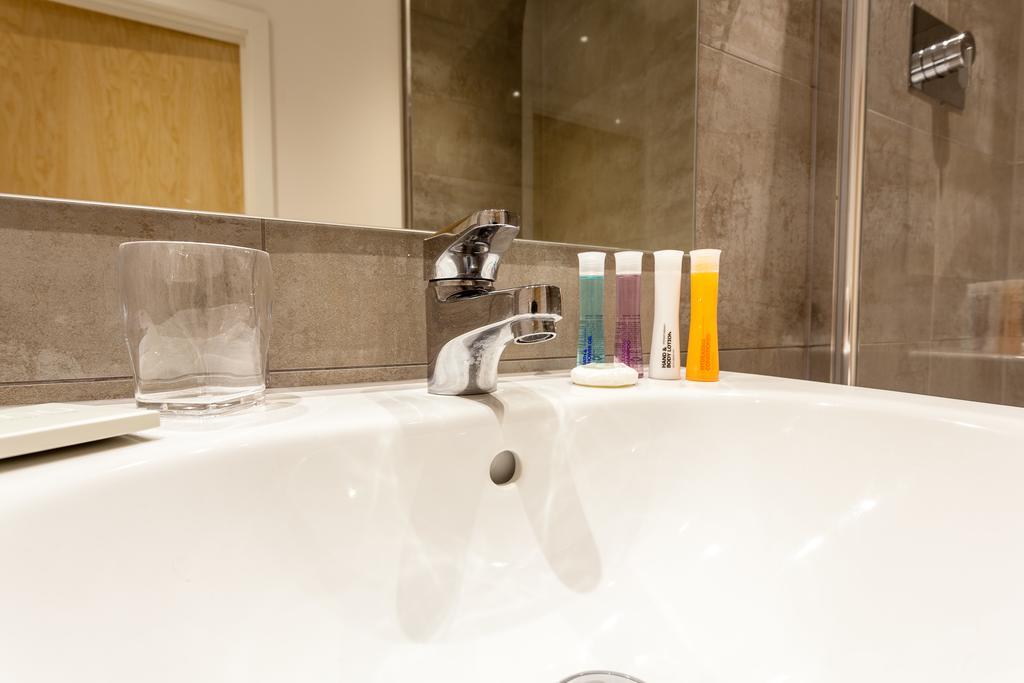 Self-Contained Town Centre One Bedroom Apartments By Helmswood Serviced Apartments 레드힐 외부 사진