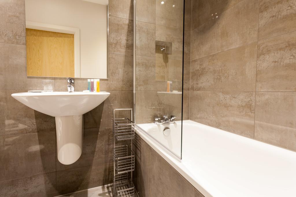 Self-Contained Town Centre One Bedroom Apartments By Helmswood Serviced Apartments 레드힐 외부 사진
