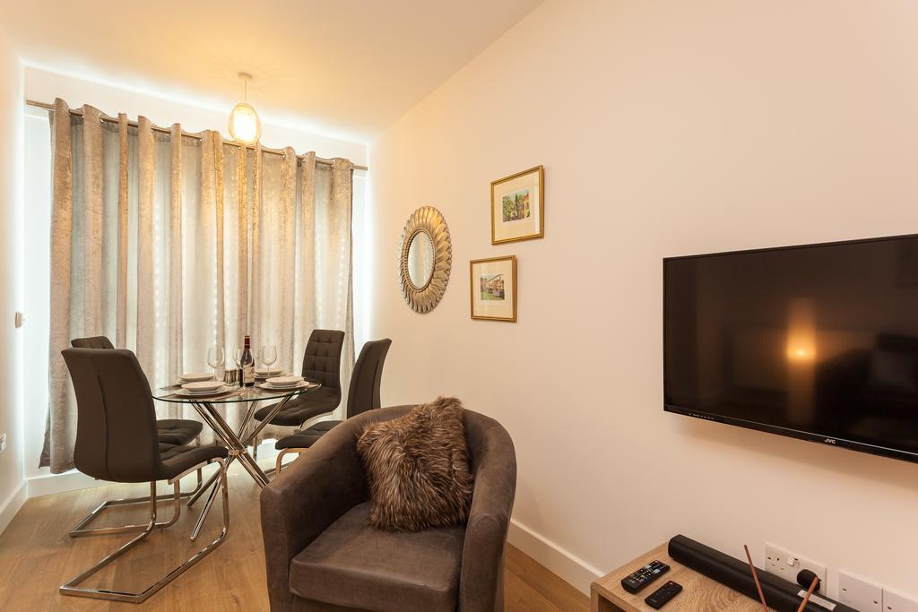 Self-Contained Town Centre One Bedroom Apartments By Helmswood Serviced Apartments 레드힐 외부 사진